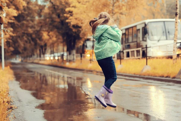 秋の公園で走っている少女 — ストック写真