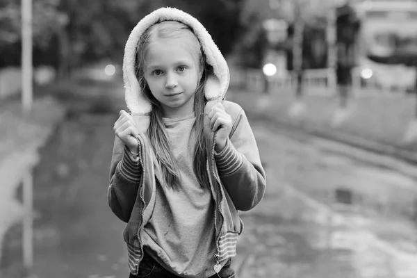 Menina ao ar livre na hora de outono — Fotografia de Stock