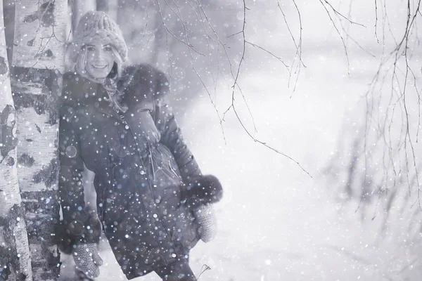 Mujer joven en el bosque de invierno — Foto de Stock