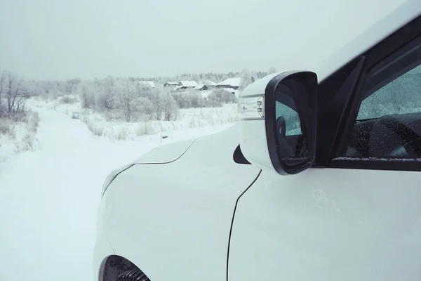 雪の風景の車 — ストック写真