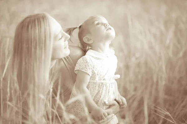 Mother and daughter in wheat field — Stock Photo, Image