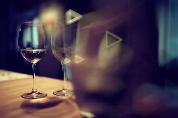 Δείπνο με ποτήρι κρασί στο τραπέζι — Φωτογραφία Αρχείου