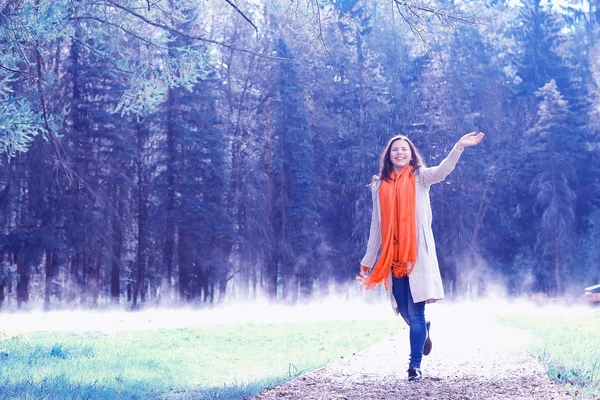 Bahar orman içindeki genç kız — Stok fotoğraf