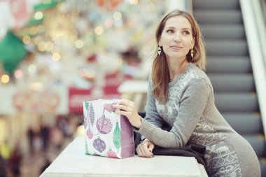 mutlu kadın hediyeler satın alma