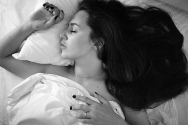 Yatakta uyuyan kadın