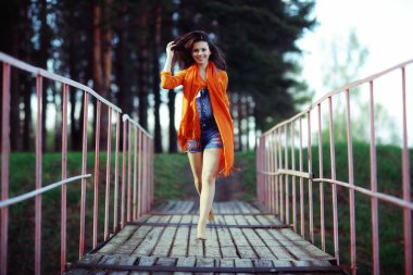 Bahar ormanda atlama kadın