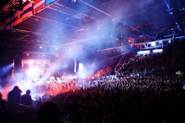 kalabalık bir rock konserinde
