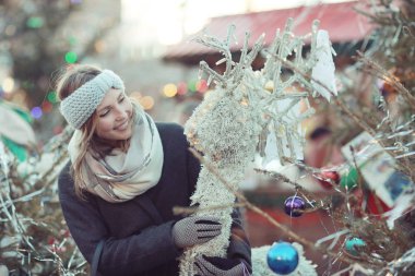 Kış şehirde kadın rüya