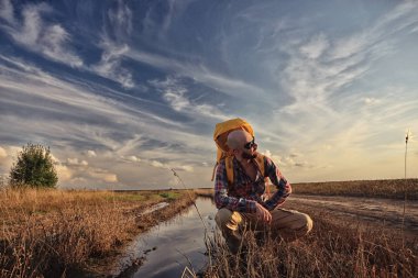 Erkek seyahat etmek sırt çantası ile hiking