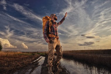 adam gezgin bir sırt çantası ile