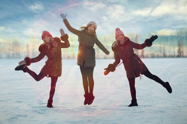 Kışın eğleniyor kadınlar