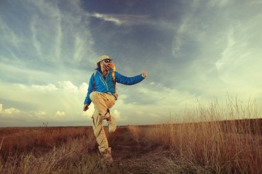 adam gezgin bir sırt çantası ile