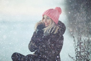 kış soğuk günde genç kadın 