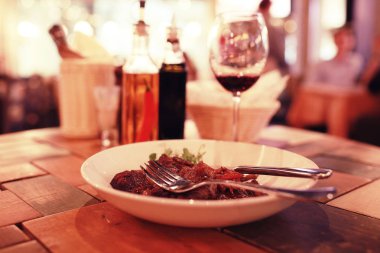 Bir bardak kırmızı şarap hizmet