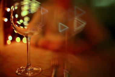 akşam yemeği masada Şarap kadehi ile