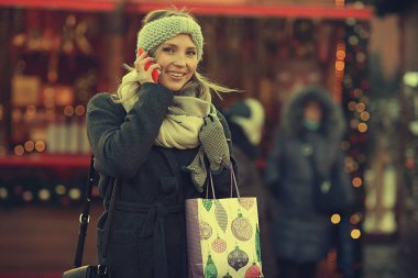Neşeli kadın telefonda konuşuyor.