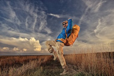 Erkek seyahat etmek sırt çantası ile hiking