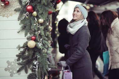 mutlu kadın hediyeler satın alma