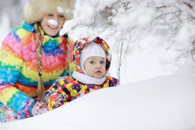 Anne ve kız parkta oynamak