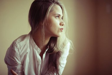 Evdeki genç kadın.