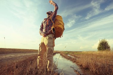 adam gezgin bir sırt çantası ile