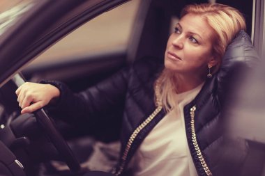 arabadaki kadın sürücü