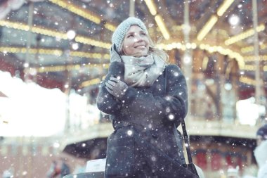 mutlu kız kış portresi 