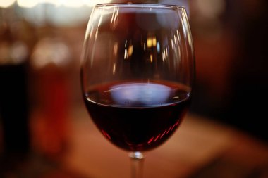 akşam yemeği masada Şarap kadehi ile