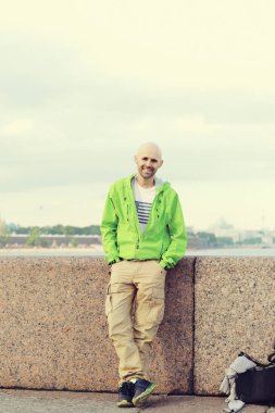 kıllar ile mutlu kel adam