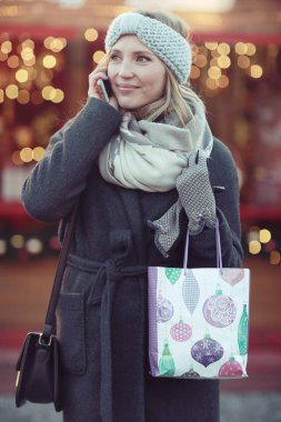 Neşeli kadın telefonda konuşuyor.