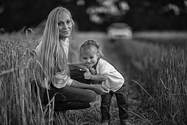 Mother and little daughter in the field — Stock Photo, Image