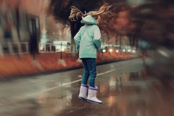 Menina jogando ao ar livre após a chuva — Fotografia de Stock