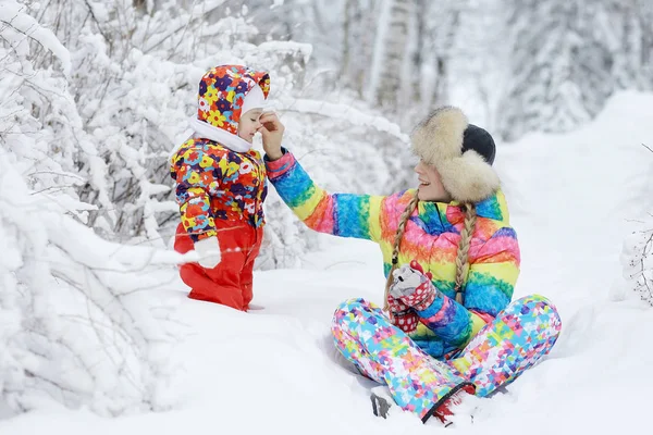 Frau und Kind spielen im Winter — Stockfoto
