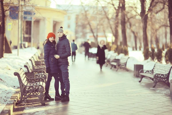 Casal andando nas ruas de Moscou — Fotografia de Stock