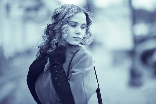 Smutny blondynka na ulicy w zimie — Zdjęcie stockowe