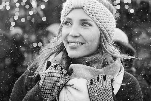 Chica bonita caminando en la ciudad de invierno —  Fotos de Stock