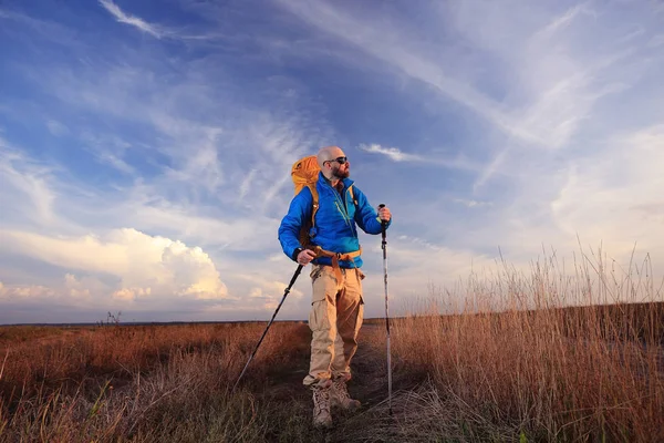 Extreme mannelijke reiziger buiten — Stockfoto