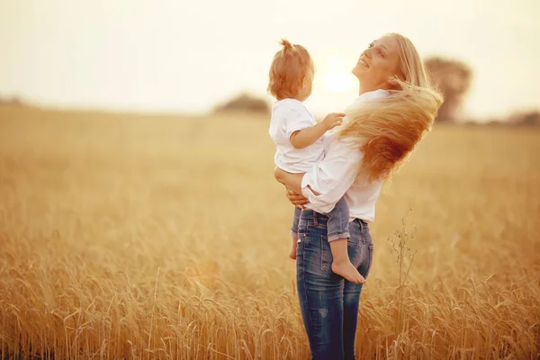 Mãe abraçando filha no campo — Fotografia de Stock