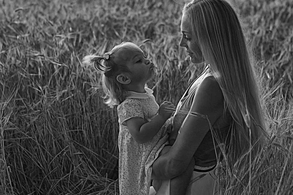 Мать и маленькая дочь в поле — стоковое фото
