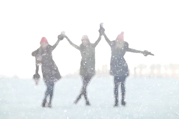 Mujeres jóvenes en el parque de invierno — Foto de Stock