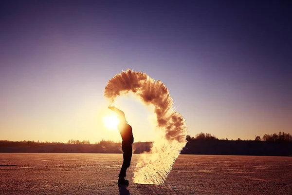 Homem fazendo fonte de neve — Fotografia de Stock