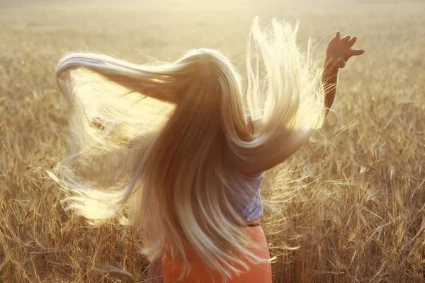 Bionda con i capelli lunghi in campo — Foto Stock