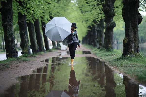 Üzerinde sonbahar şehirde genç kadın — Stok fotoğraf