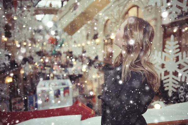 Κορίτσι σε ένα χειμώνα με τα πόδια στην πόλη — Φωτογραφία Αρχείου