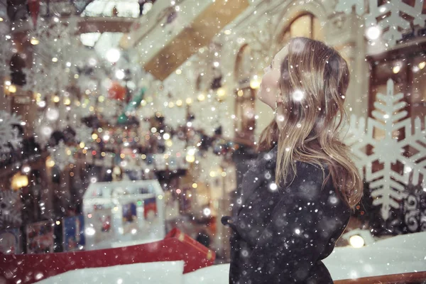 Menina em um passeio de inverno na cidade — Fotografia de Stock