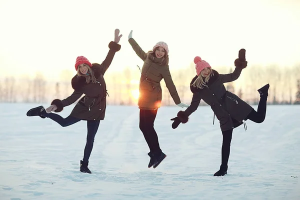 Giovani ragazze che camminano all'aperto — Foto Stock