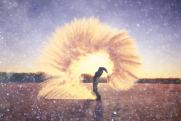 Un homme jette de la neige au coucher du soleil — Photo