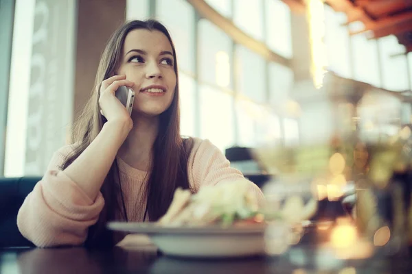 Młoda dziewczyna za pomocą telefonu komórkowego — Zdjęcie stockowe