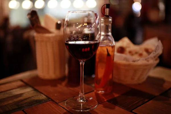 Jantar com copo de vinho na mesa — Fotografia de Stock