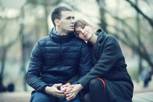 Pareja sentada en un banco — Foto de Stock